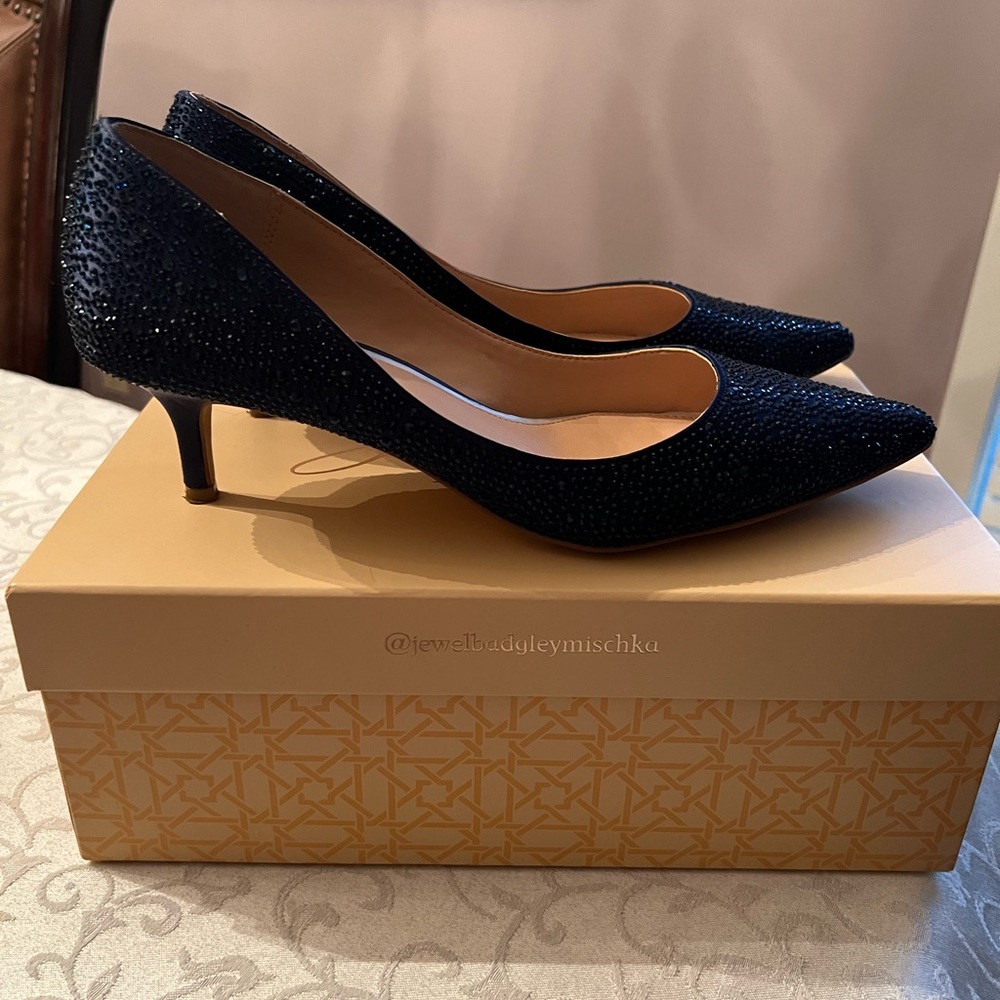 Jewel by Badgley Mischka size 9 Frenchie kitten heels